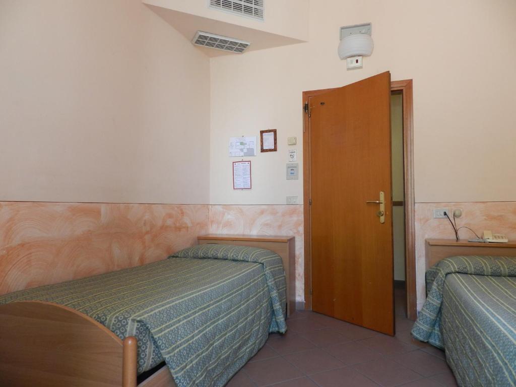 Economy Twin Room with Shared Bathroom,370727998:JPEG