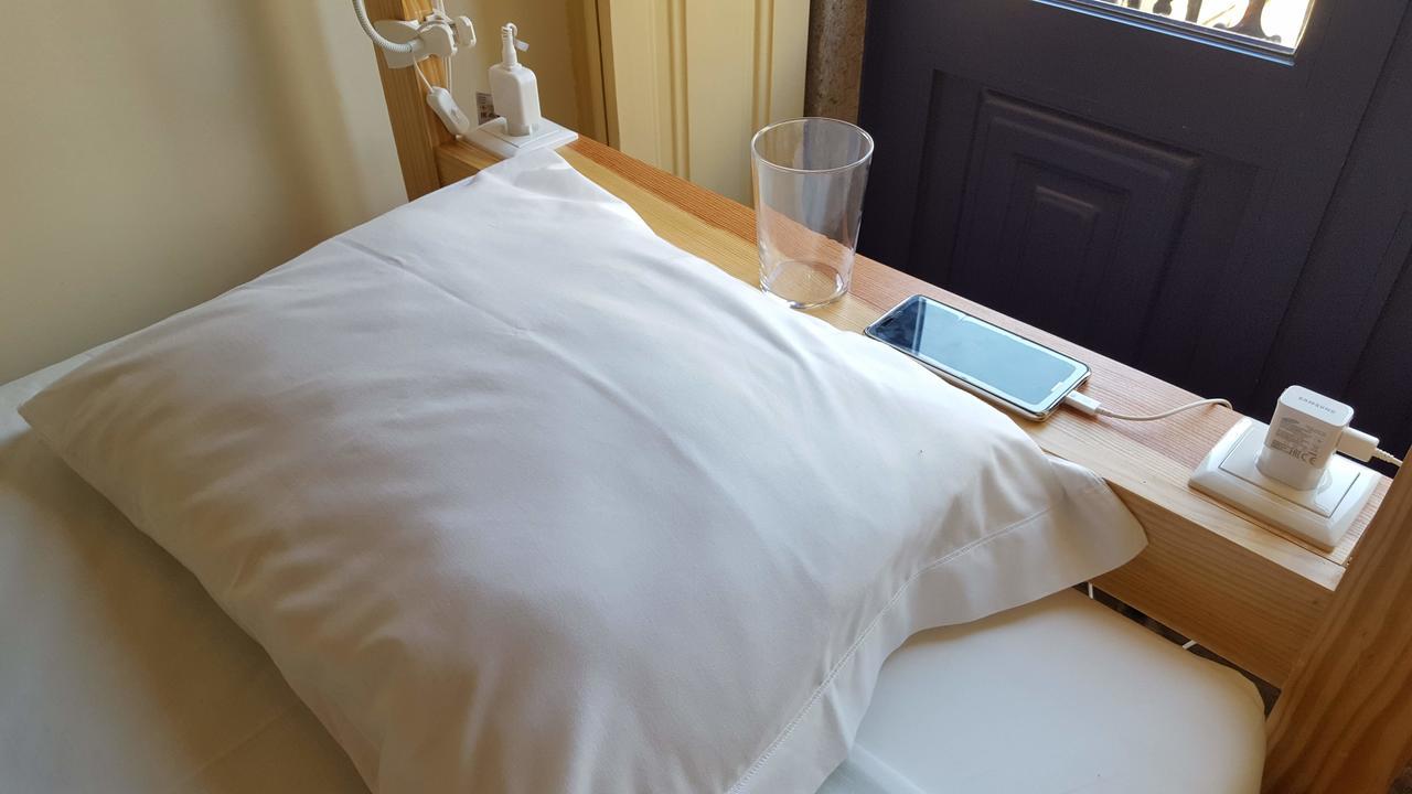 Cama en habitación compartida femenina de 8 camas