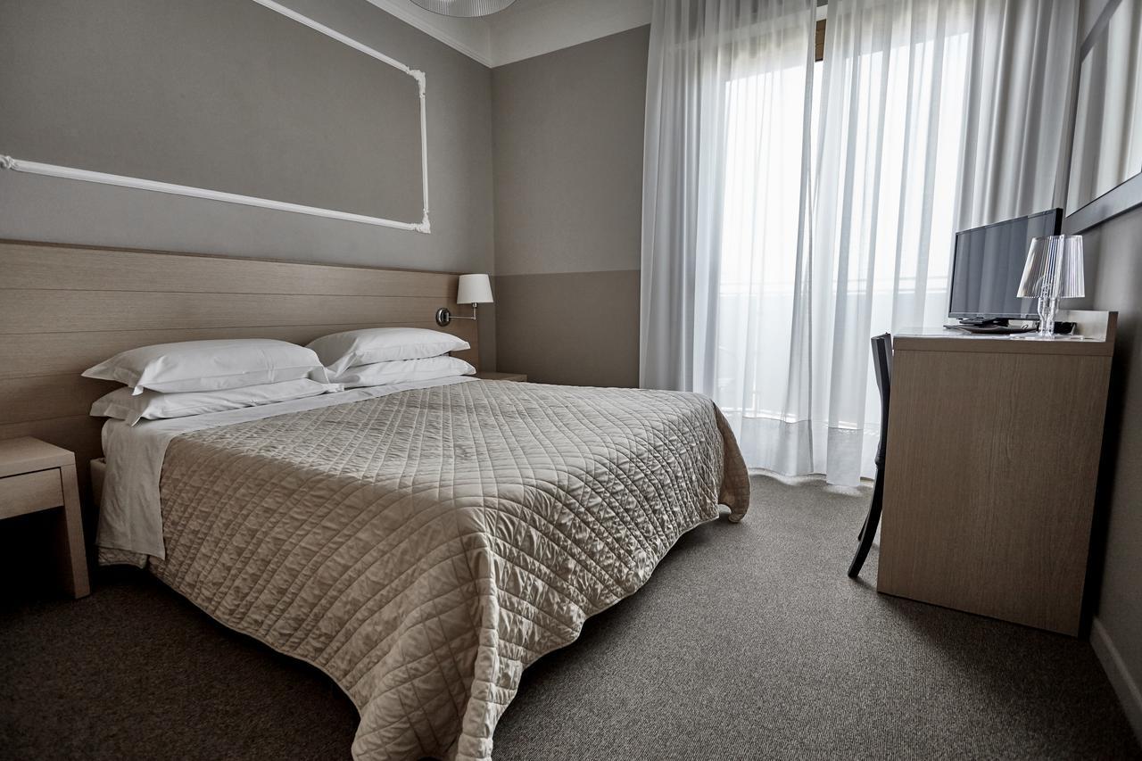 Double or Twin Room with Side Sea View,750290111:JPEG