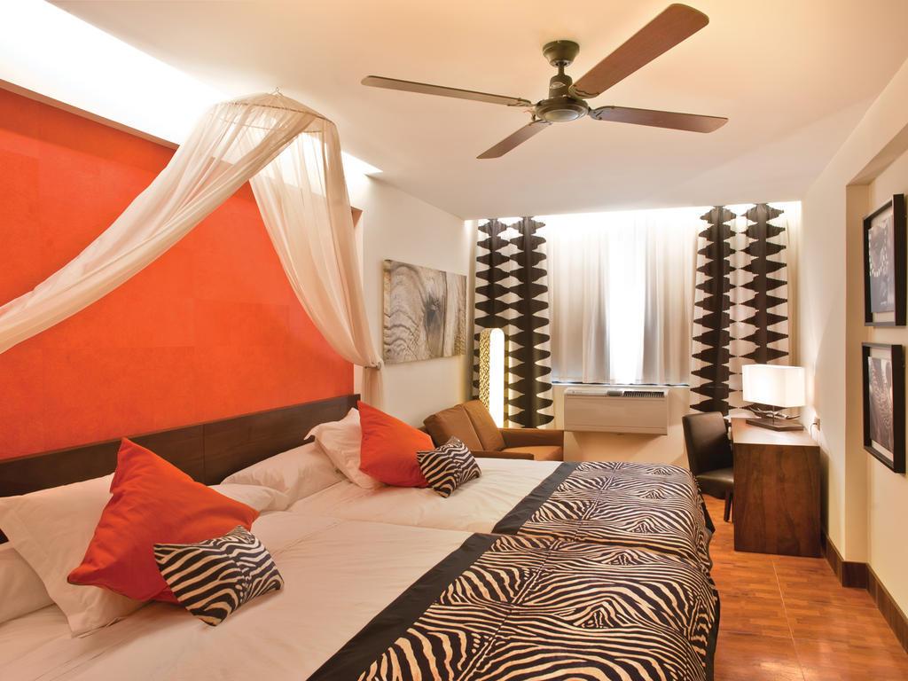Habitación Doble con vista parcial al mar (2 adultos + 2 niños)