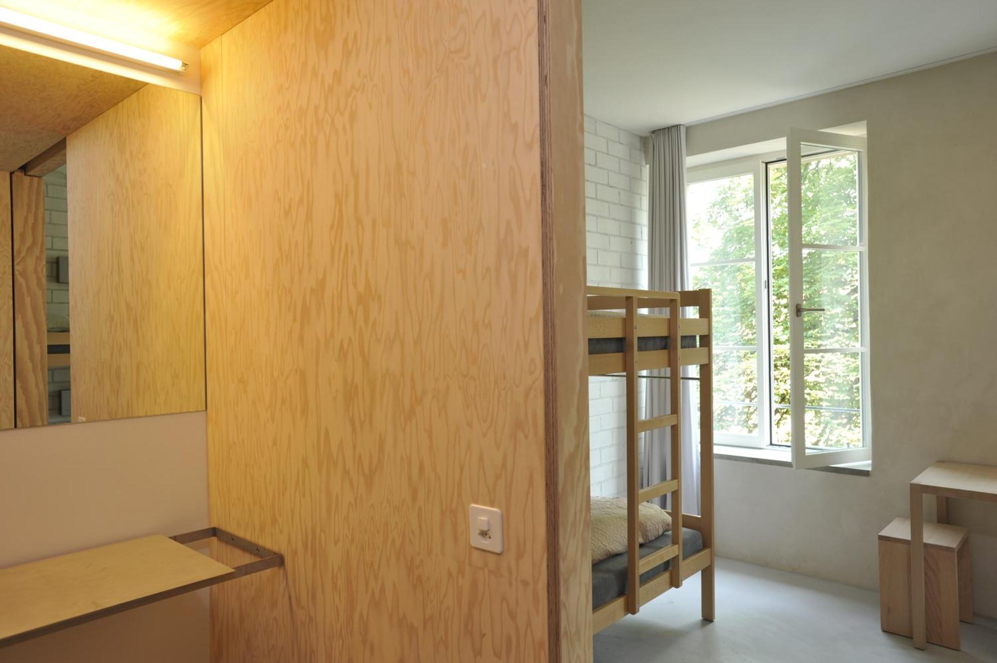 Cama individual en habitación cuádruple