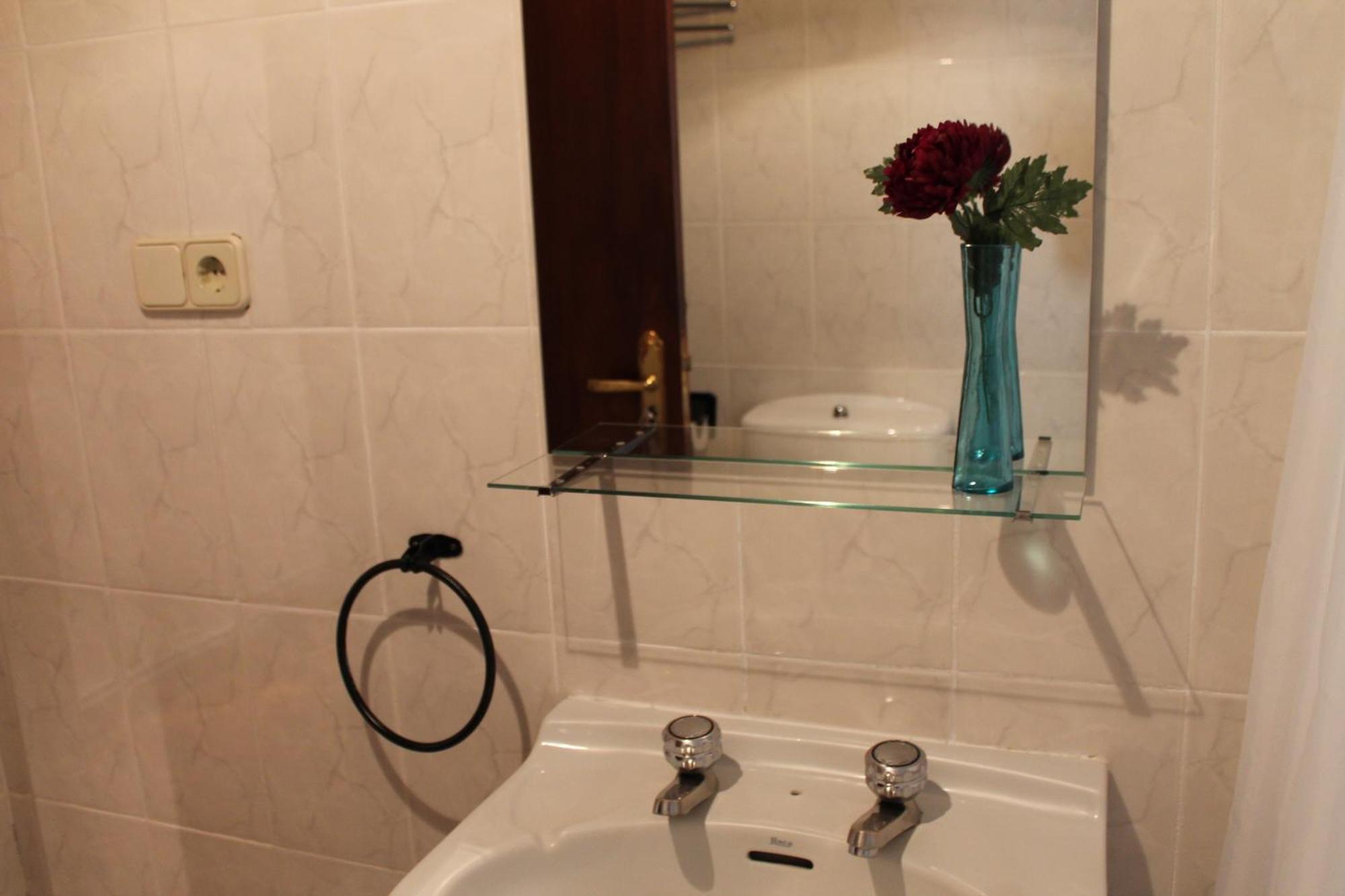Habitación individual básica con baño compartido