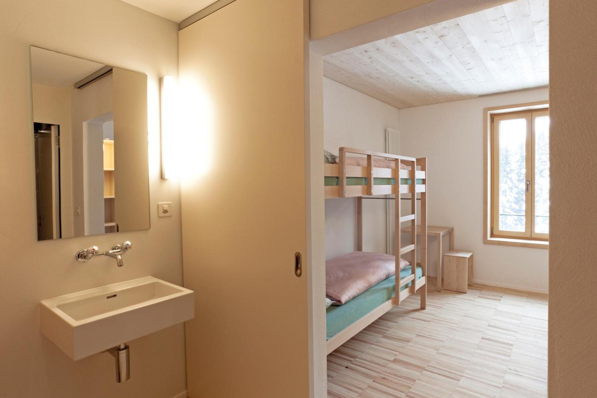 Vierbettzimmer mit Dusche