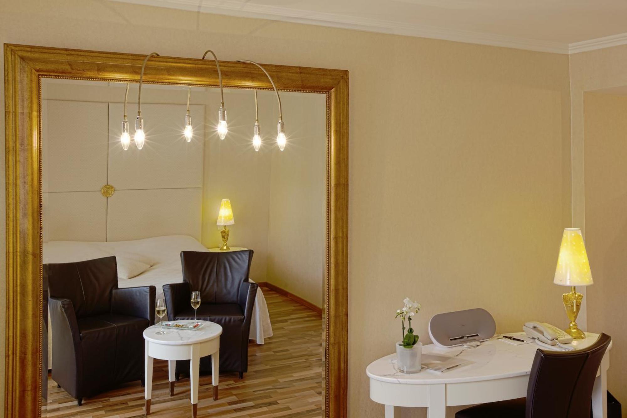 Dreibettzimmer mit Stadtblick