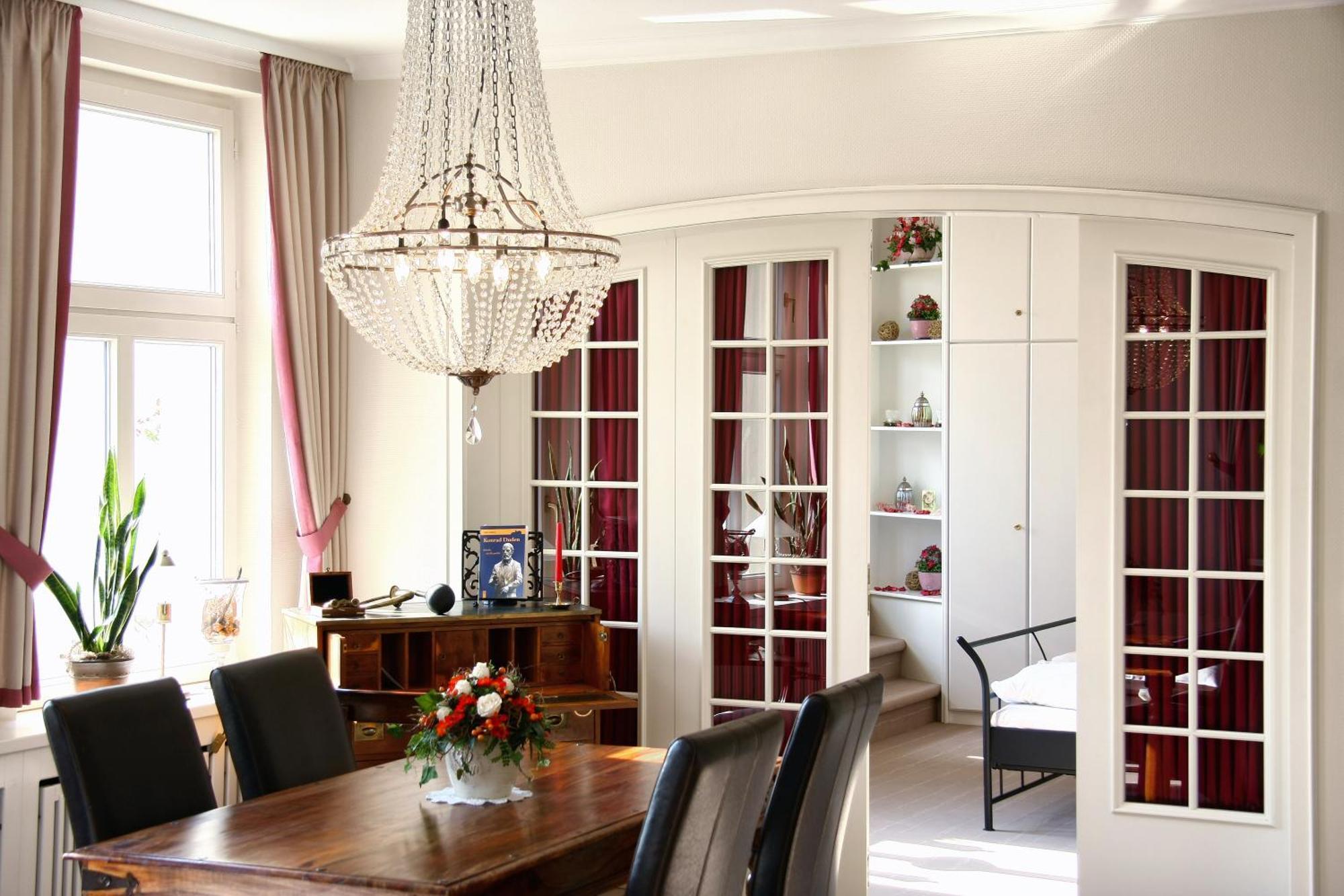 Suite,699754321:JPEG