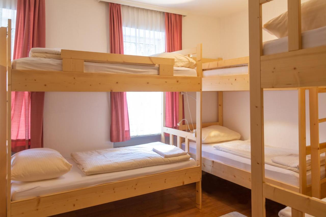 Etagenbett im gemischten Schlafsaal