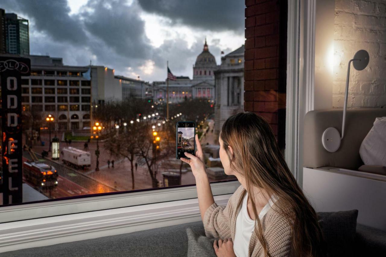 Eckzimmer mit Queensize-Bett
