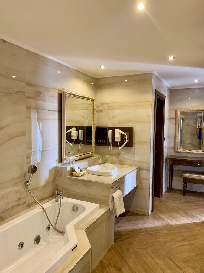 Deluxe Suite with Sea View,813030894:JPEG