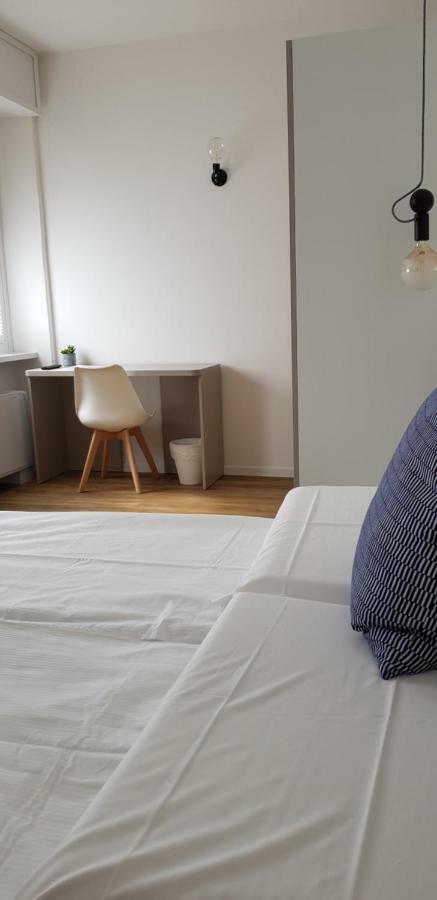 Tweepersoonskamer met 2 Aparte Bedden en Badkamer