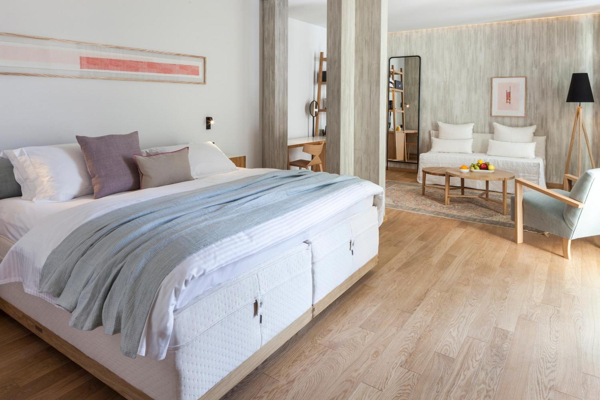 Urban Suite mit Balkon und Blick auf die Stadt