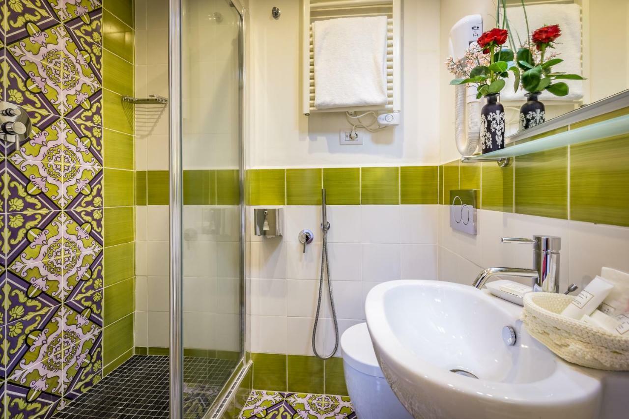 Small Double Room,829509353:JPEG