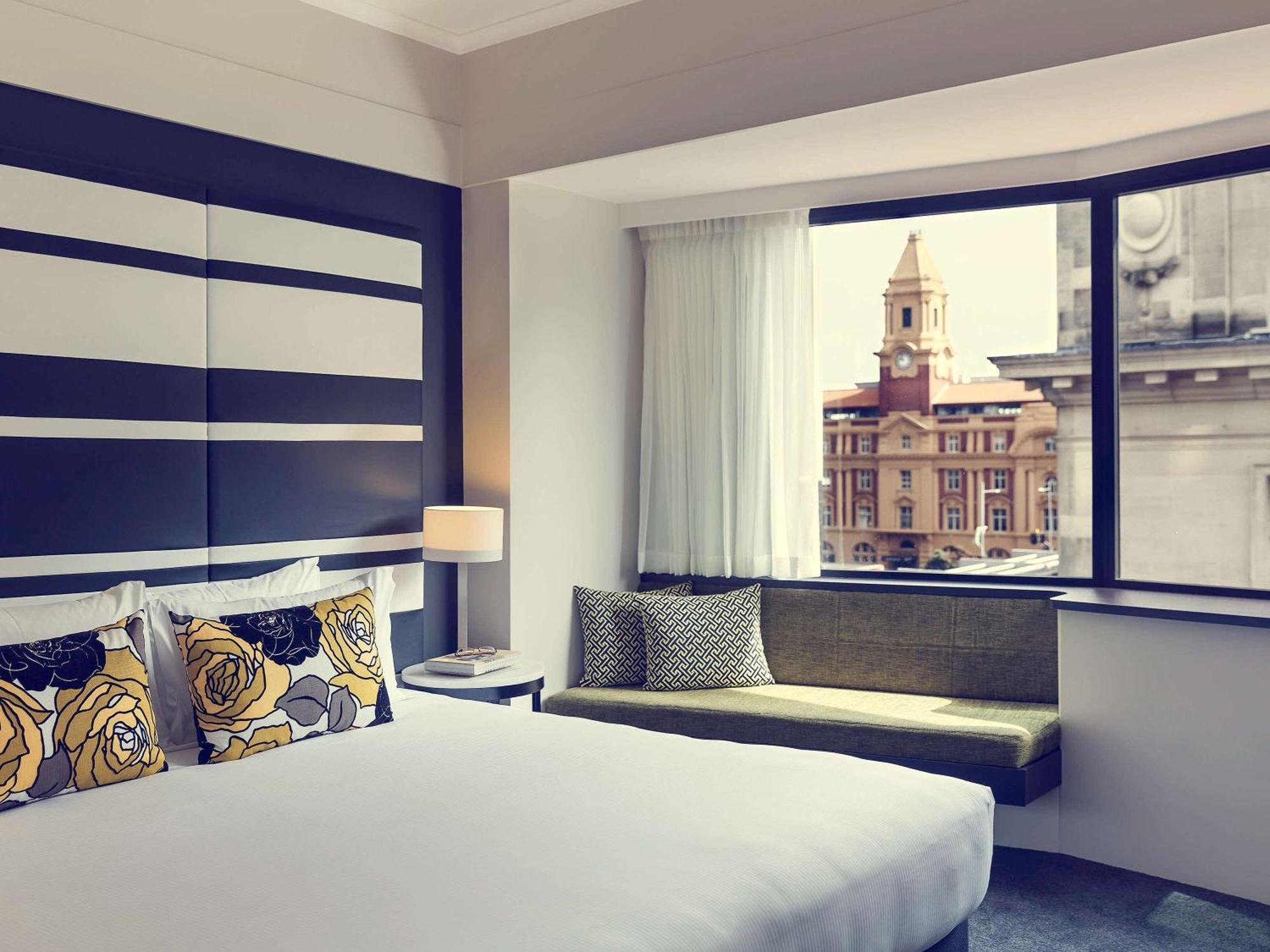 Superior King Room - City side