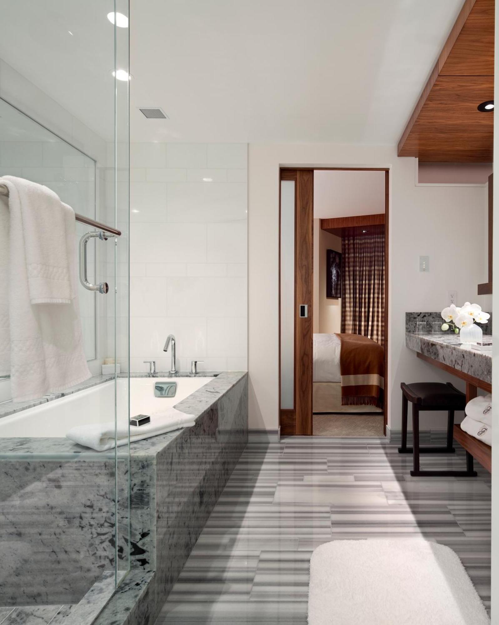 Suite met Kingsize Bed en Uitzicht op Stanley Park