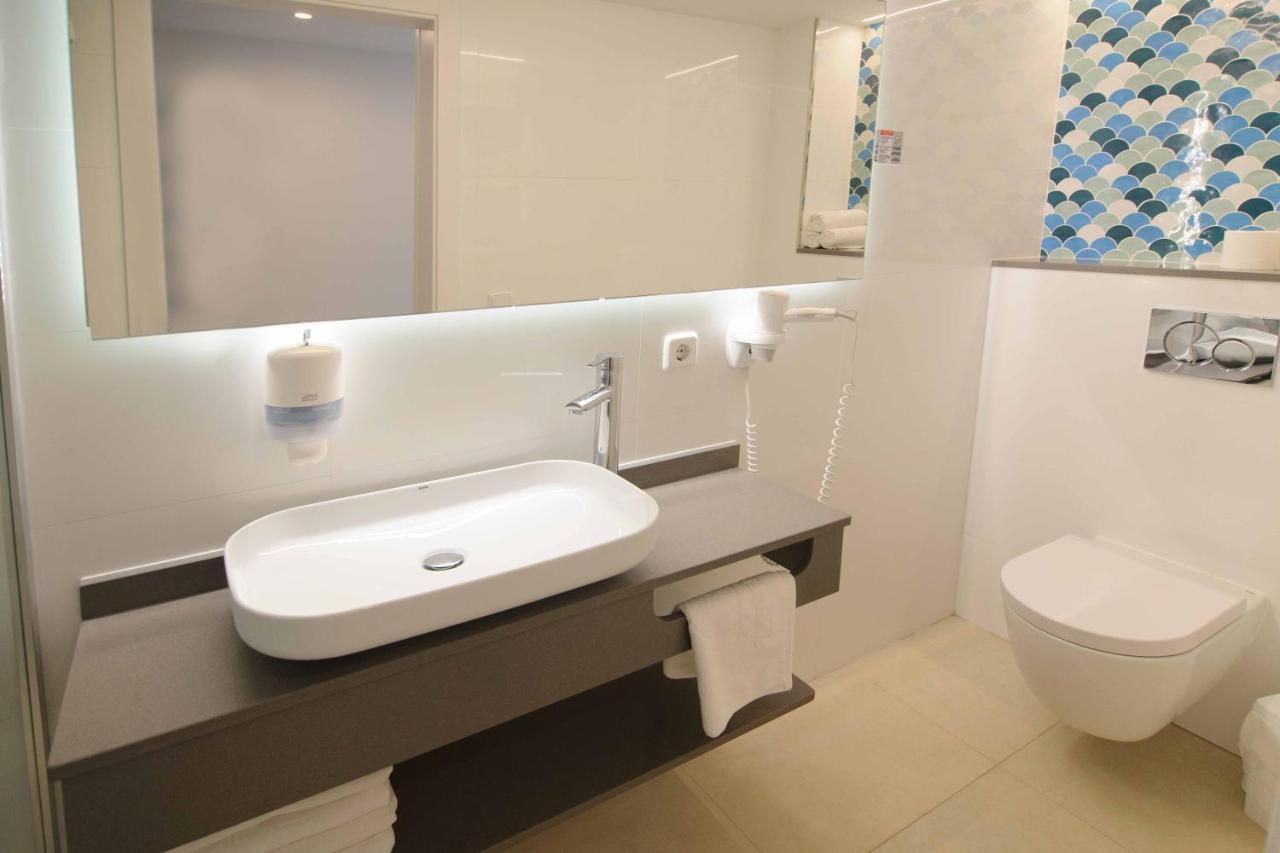 Superior One-Bedroom Apartment Balcony,944660599:JPEG