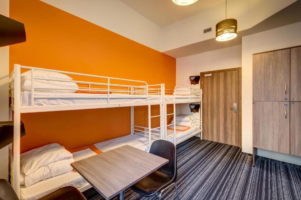 Economy six-bed room private bathroom