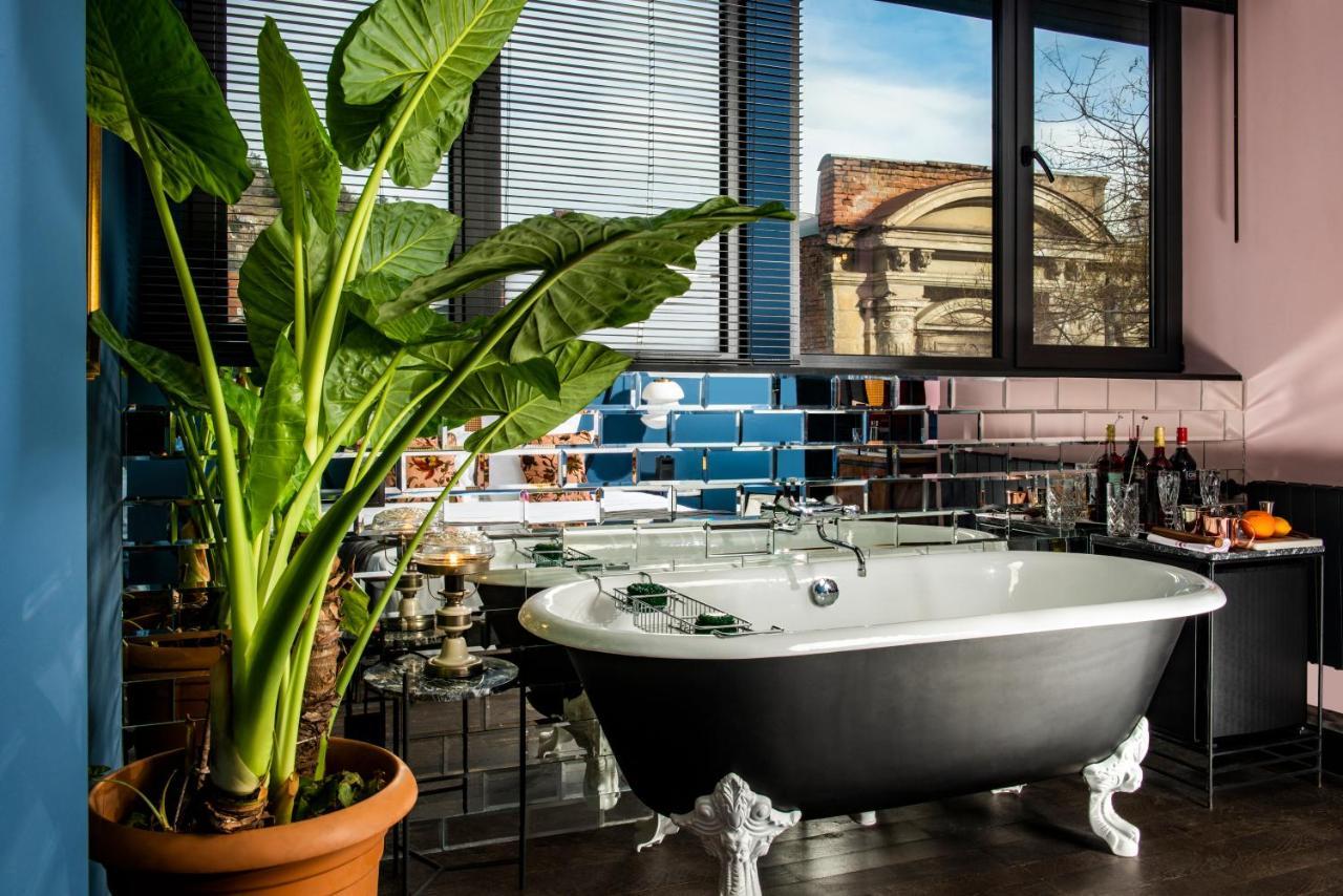 Suite with Hot Tub