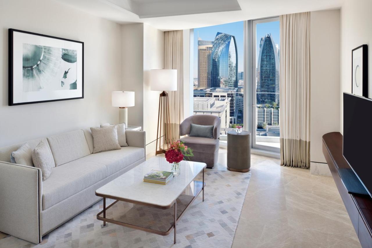 Executive Suite mit Blick auf den Himmel – Exklusiver Zugang zum Infinity-Pool und zur Club Lounge auf Ebene 54