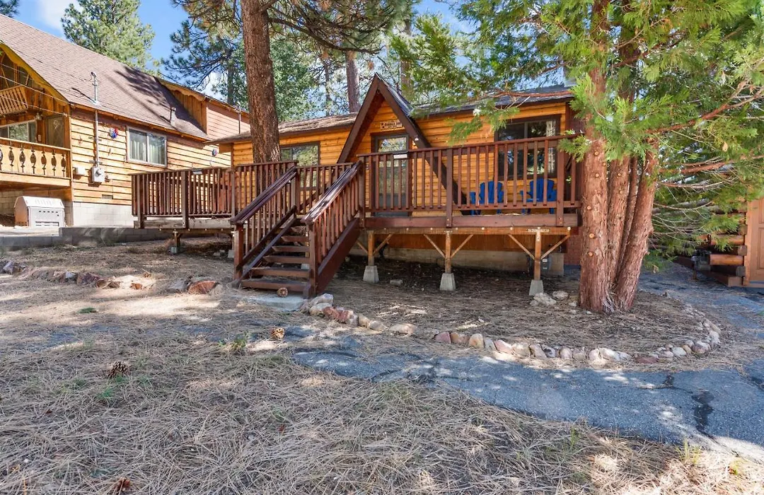 The Cuddle Inn - True Feeling Of A Great Cabin! Beautiful And Homey! Walking Distance To The Lake!-1