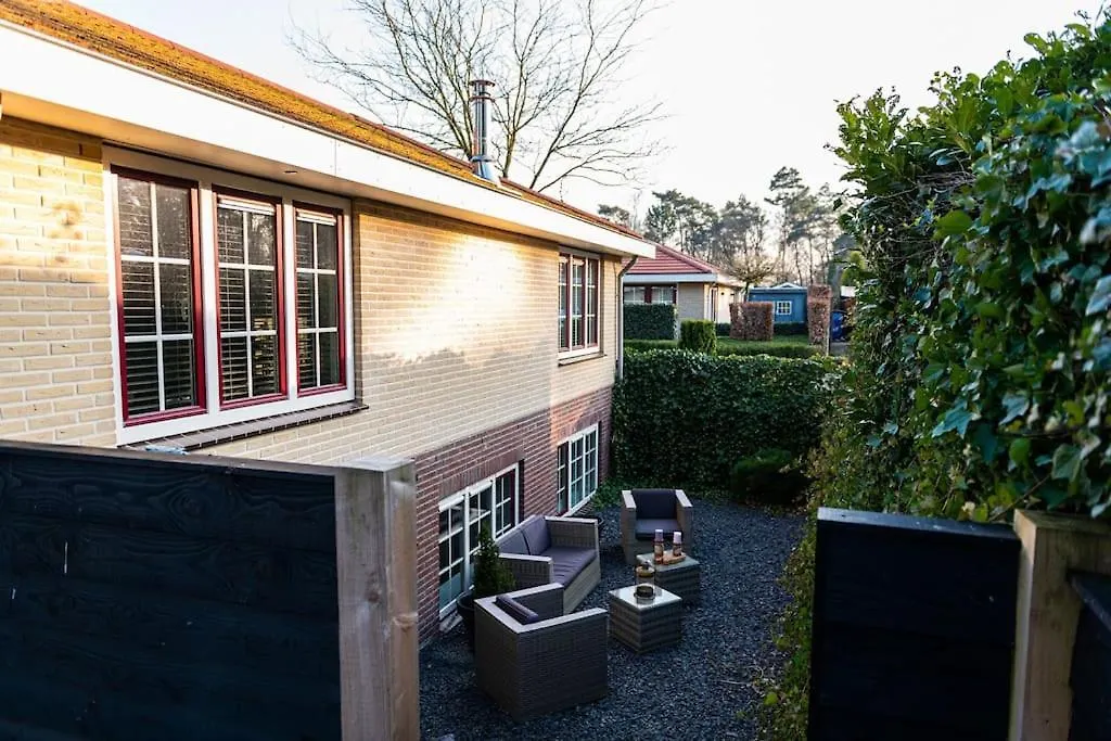 Ruim vakantiehuis met mooie tuin op de Veluwe-1