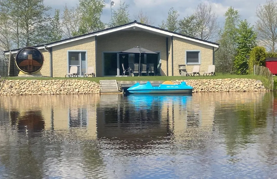Ferienhaus am See mit Panorama Außensauna, hauseigenem Tretboot uvm.-1
