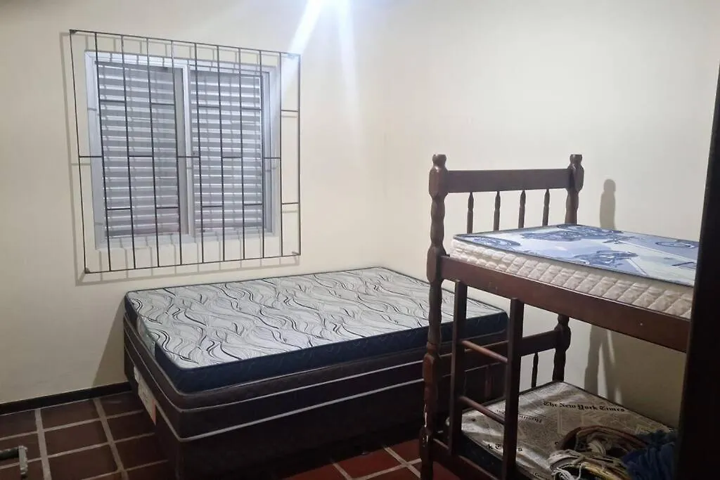 Quarto para quatro pessoas a duas quadras da praia - Balneário Saint Etienne - Matinhos-1