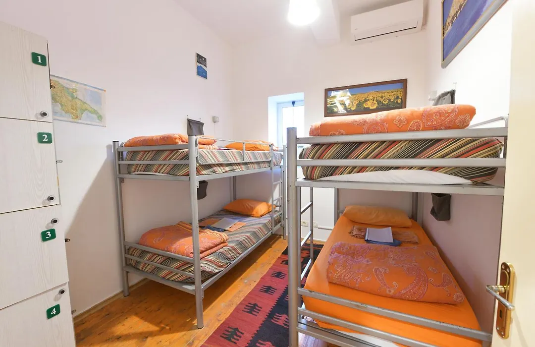 Mi Casa Es Tu Casa - Shkodra Backpackers Hostel-1