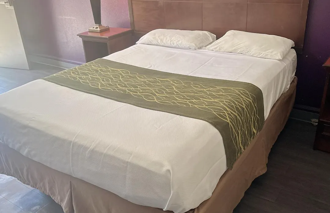 Deluxe Inn-1