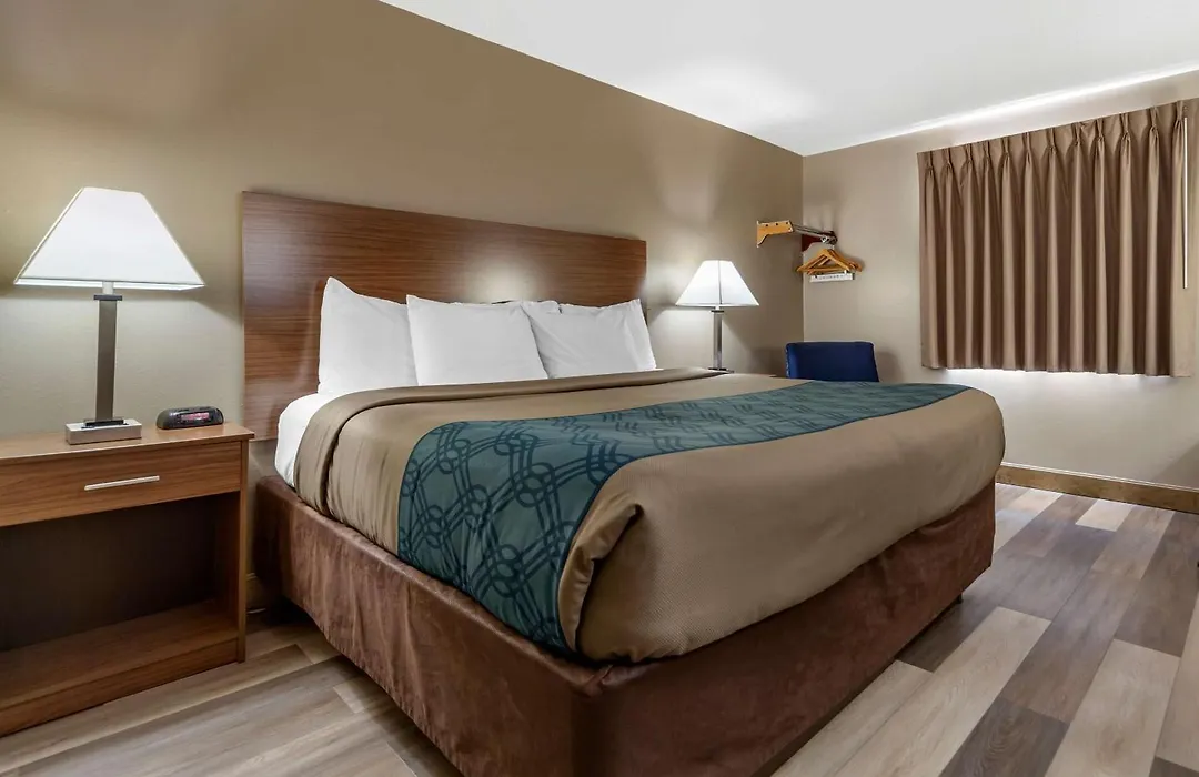 Econo Lodge Hays I-70-1