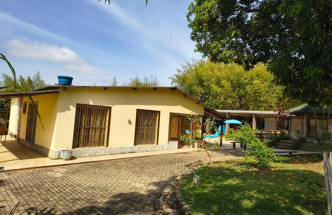 Chácara charmosa com piscina, campo de futebol-1