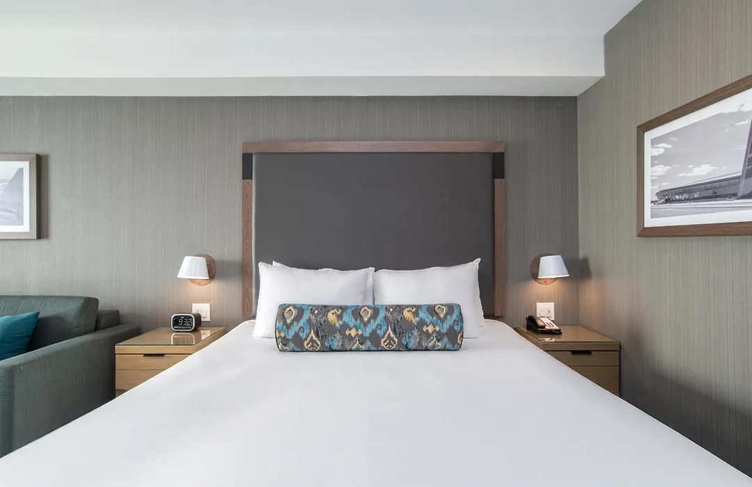 Sandman Signature Ottawa Airport Hotel-1