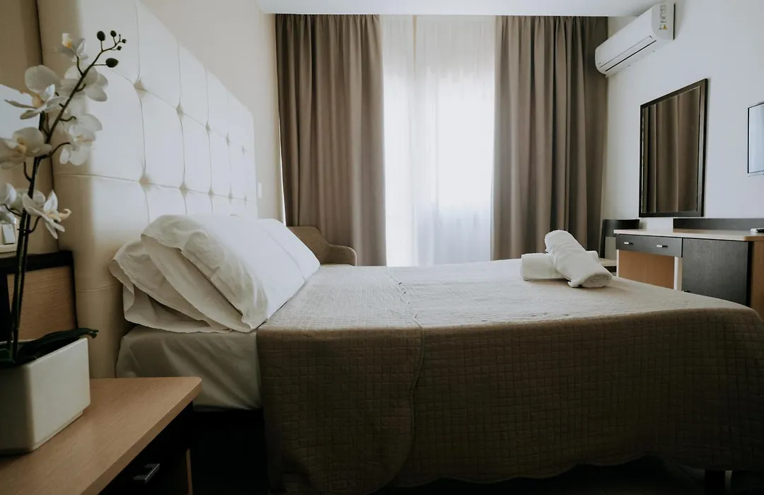 Hotel Holiday-1