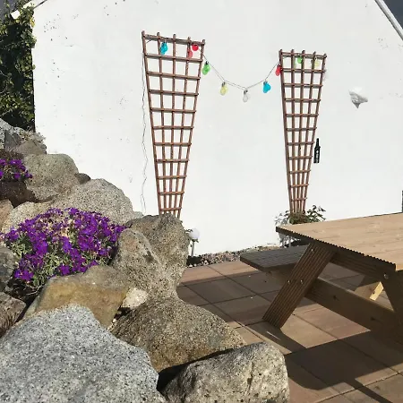 Toddys Cottage & Stables-2