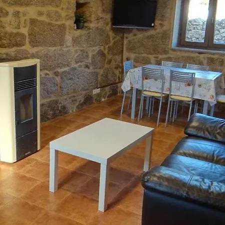 Casa rural recién restaurada en Canedo con terraza-2