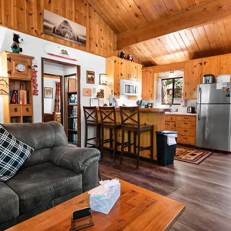 The Cuddle Inn - True Feeling Of A Great Cabin! Beautiful And Homey! Walking Distance To The Lake!-2