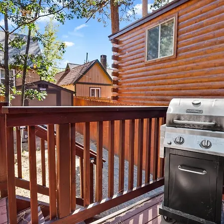 The Cuddle Inn - True Feeling Of A Great Cabin! Beautiful And Homey! Walking Distance To The Lake!-3