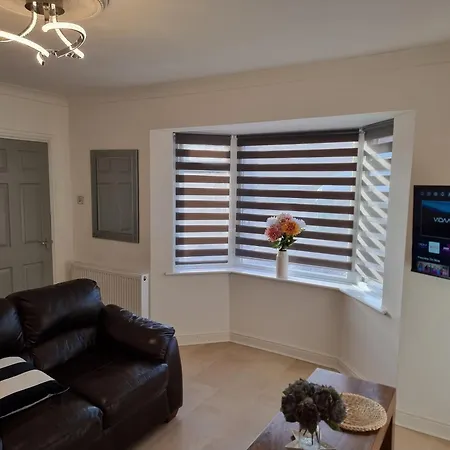 Dulverton House - 3 Bed House /Sleeps 6+ Driveway+Close To M1-2