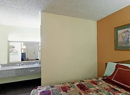 Rodeway Inn Canton I-55-3
