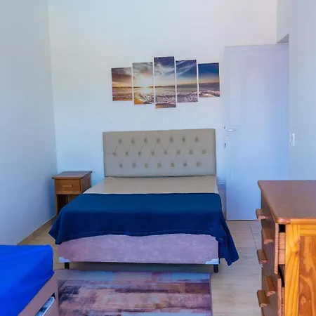 CASA PREMIUM em Peruíbe com FOGUEIRA, Brinquedoteca, Piscina, Lareira de Jardim, Churrasqueira e 4 grandes quartos para 16 pessoas!-2