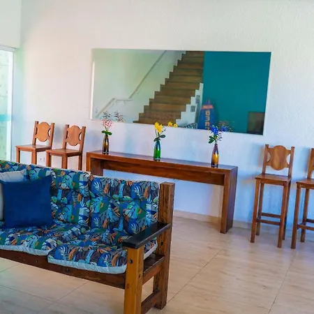 CASA PREMIUM em Peruíbe com FOGUEIRA, Brinquedoteca, Piscina, Lareira de Jardim, Churrasqueira e 4 grandes quartos para 16 pessoas!-3