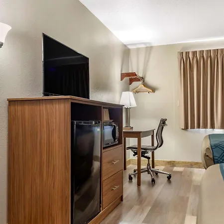 Econo Lodge Hays I-70-2
