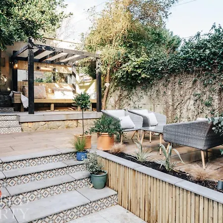 Central Townhouse With Garden & Free Parking-2