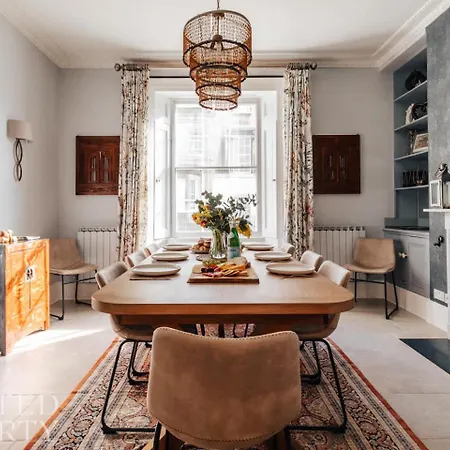 Central Townhouse With Garden & Free Parking-3