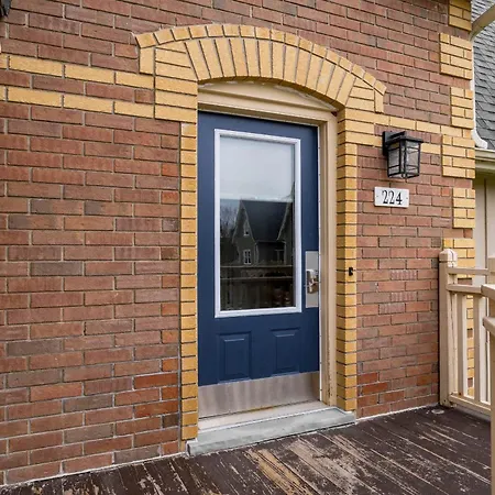 Beautiful & Bright 3 Bed Townhome Near Village-2