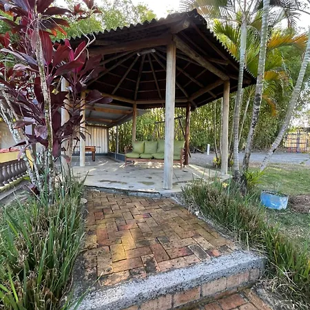 Chácara charmosa com piscina, campo de futebol-2