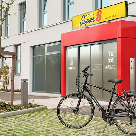 Super 8 By Wyndham Munich City North-2