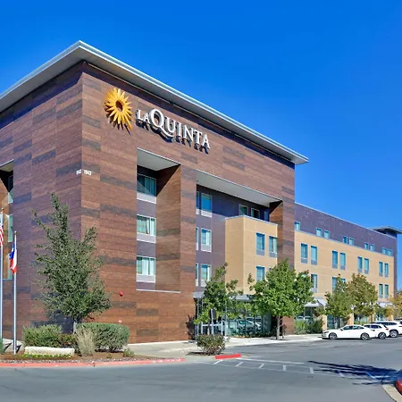 La Quinta Inn & Suites By Wyndham Lakeway-2