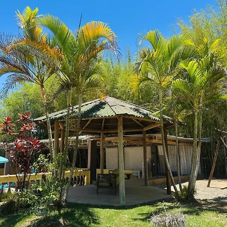 Chácara charmosa com piscina, campo de futebol-3