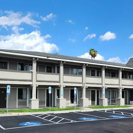 Travelodge By Wyndham Phoenix North-2