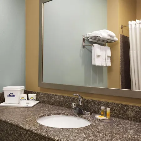 Days Inn & Suites By Wyndham Gonzales Tx-2