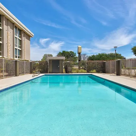 La Quinta By Wyndham Dallas I-35 Walnut Hill Ln-2